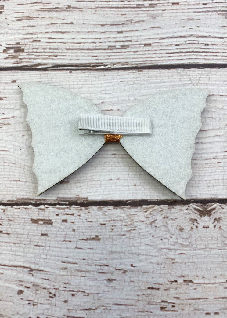 About 5" across and about 3" from top to bottom, and secures with a 2" lined single-pronged alligator clip.