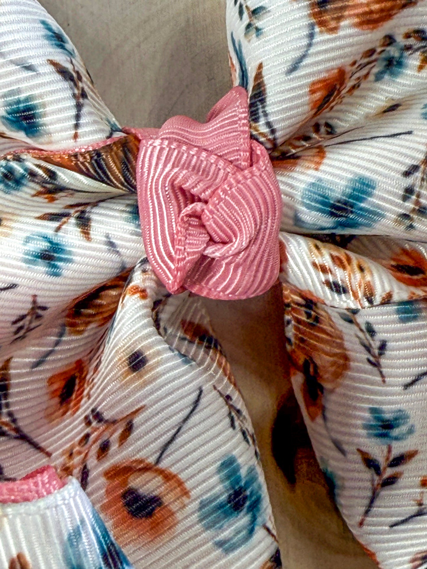 close up of the dusty rose center knot on bow