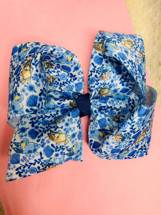 Blue floral-patterned bow on a pink background - Alternative view