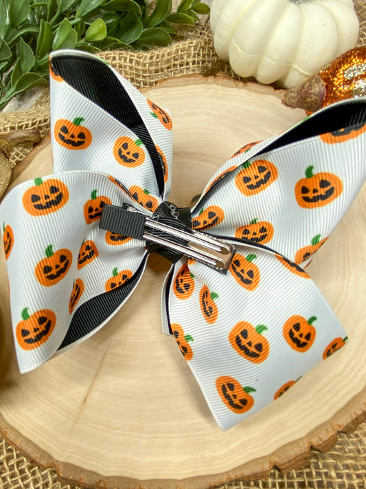 Jack-O-Lantern Hair Bow on a wooden background - Alternative view