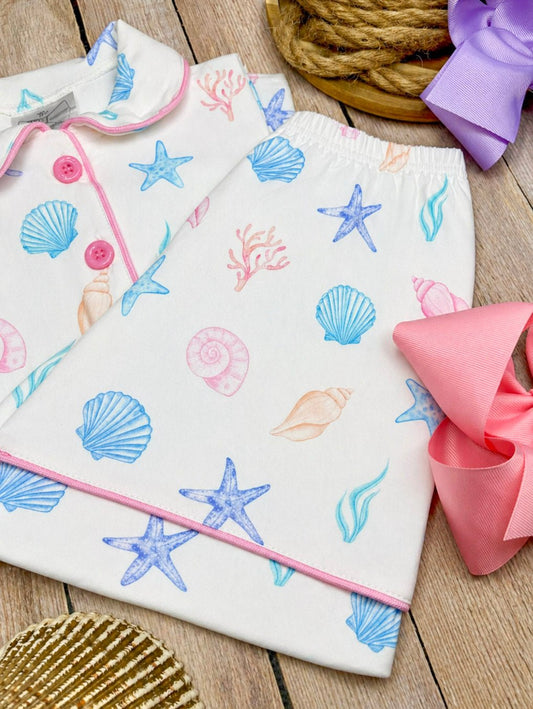 Children's pajama set with shell pattern on a wooden background - Alternative view