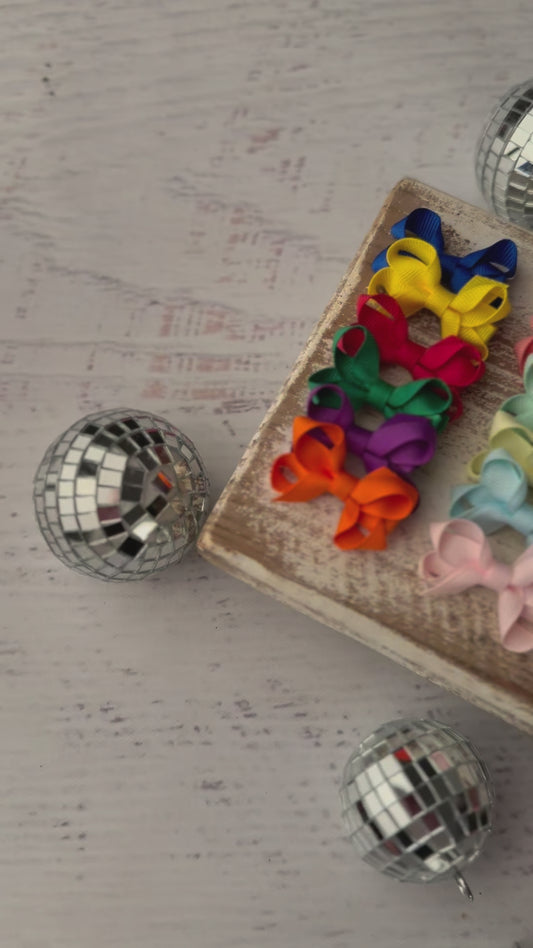 Bitty bow video showing baby hair bows - Alternative view