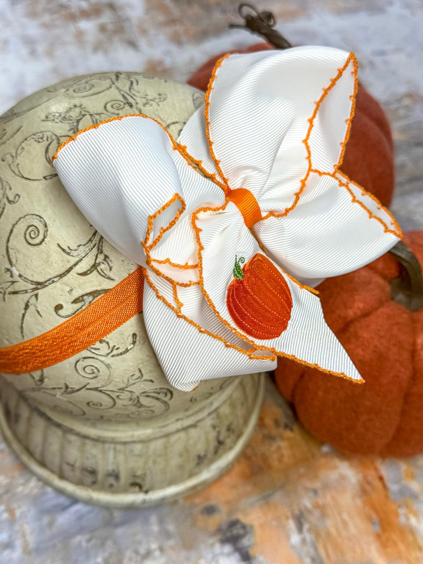 side profile of the bow showing the satin elastic band