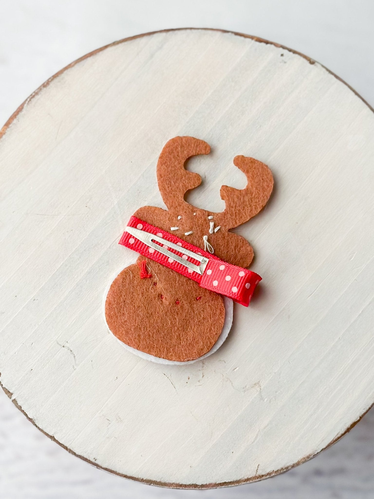 Back of bow with single prong alligator clip