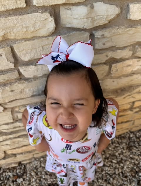 Girl wearing a Texas flag moonstitch hair bow - Alternative view