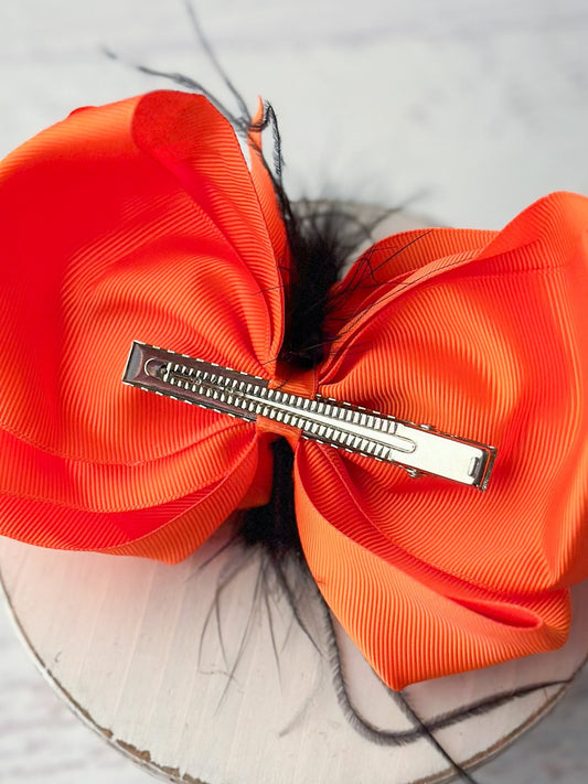 Back of bow with single prong alligator clip - Alternative view