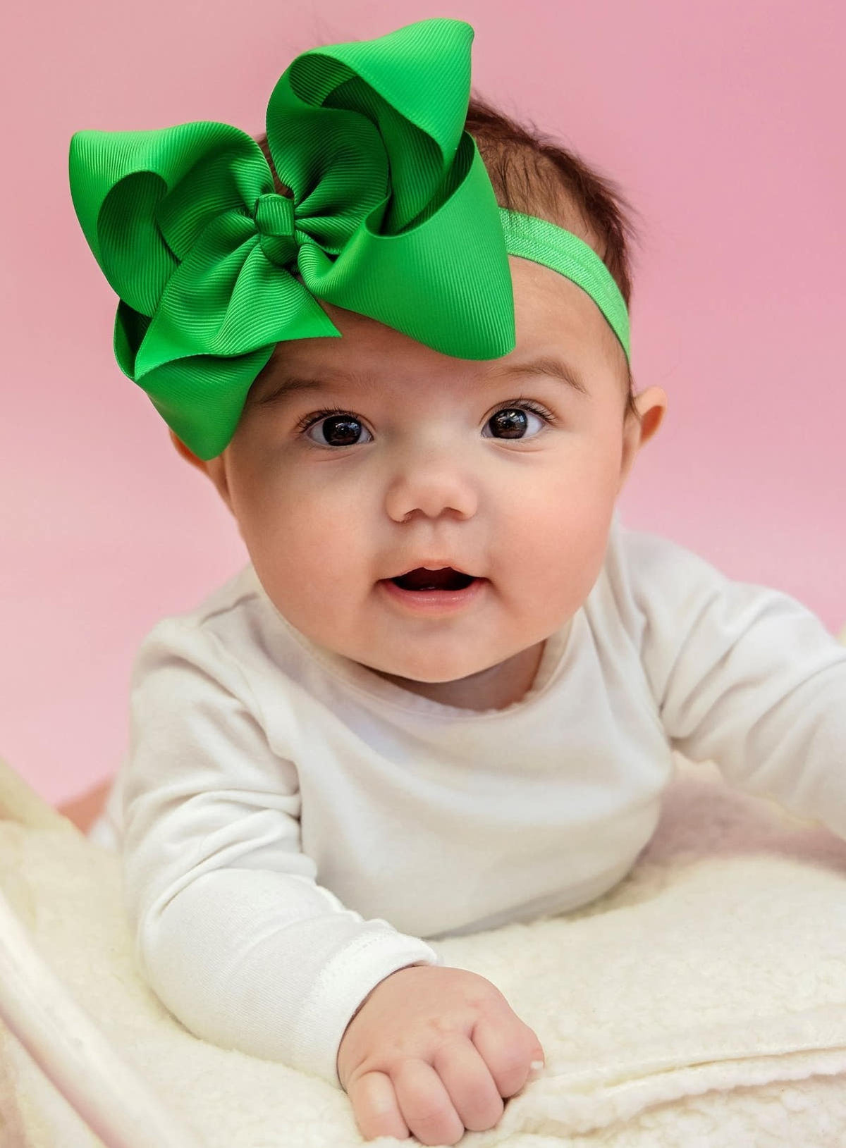 Baby wearing a green 4.5 inch grosgrain hair bow on a satin headband