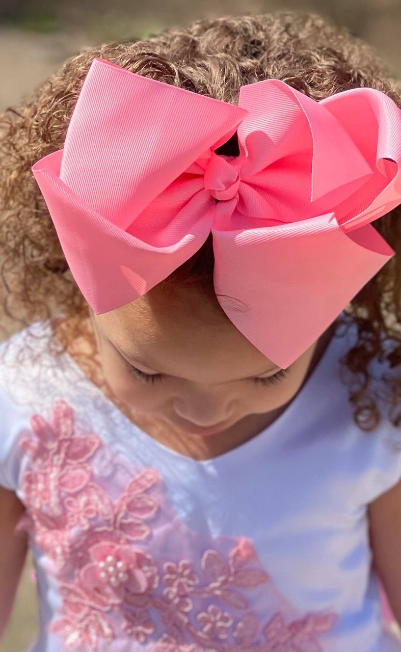 Girl wearing a 6.5 inch Texas size grosgrain hair bow