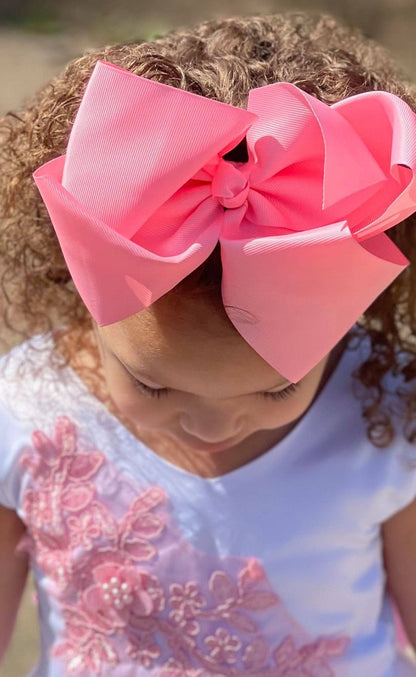 Girl wearing a 6.5 inch Texas size grosgrain hair bow