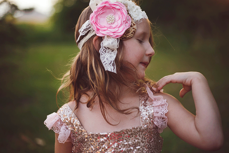 Diadema con lazo de encaje y flores de romance sureño