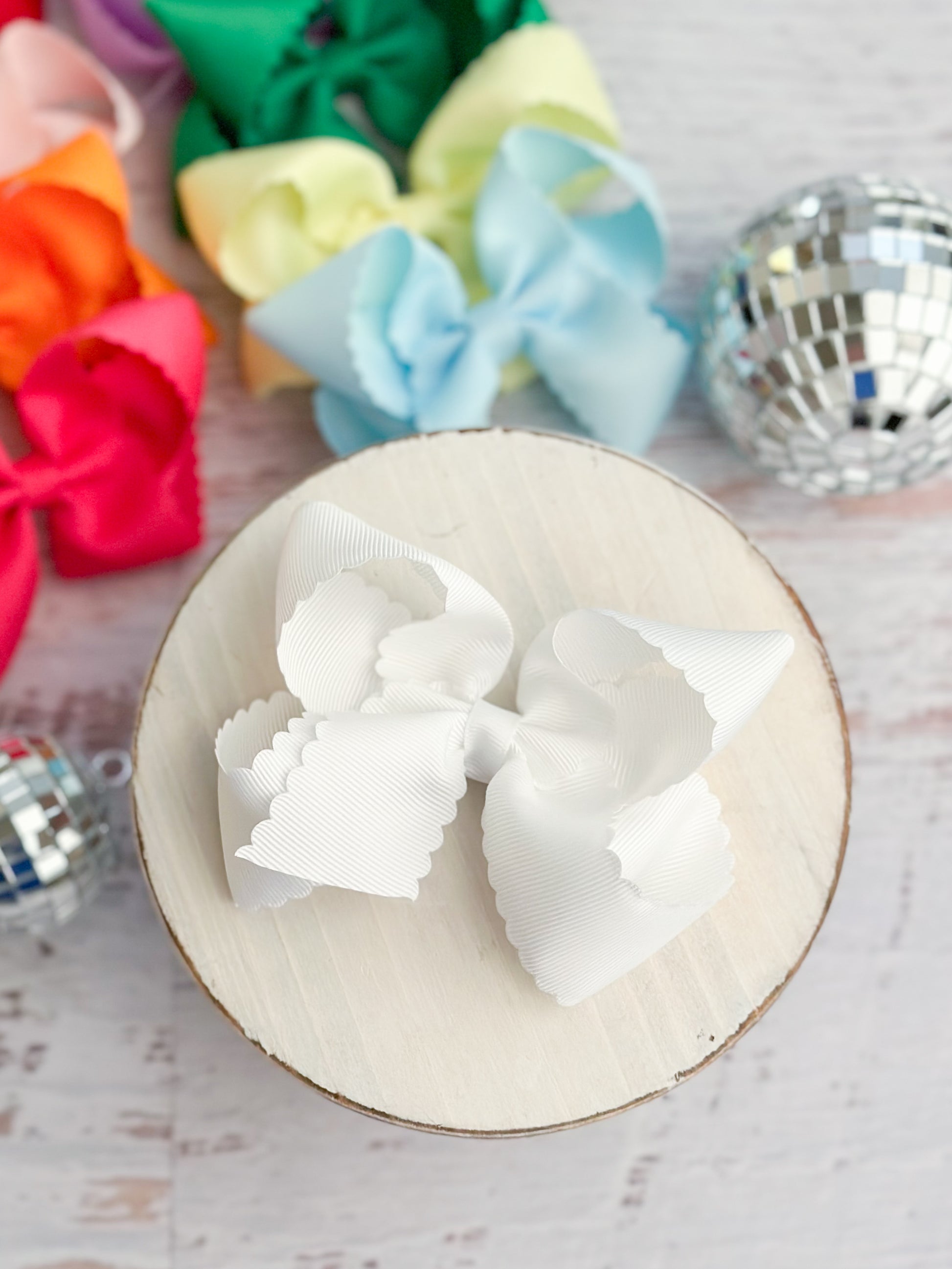 Scalloped Classic Size Bows with Alligator Clip white