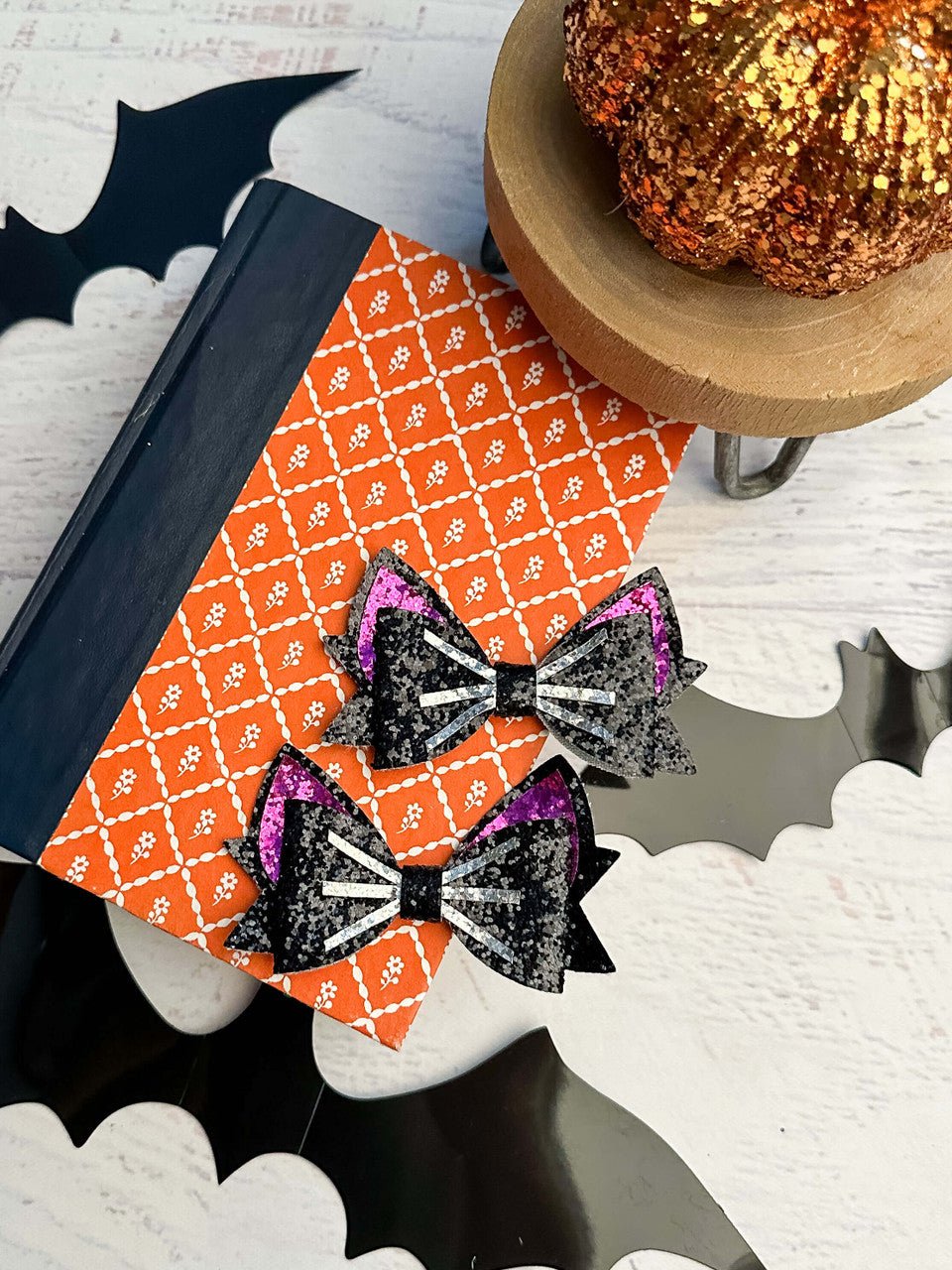 Black and pink glitter cat clippie on alligator clip