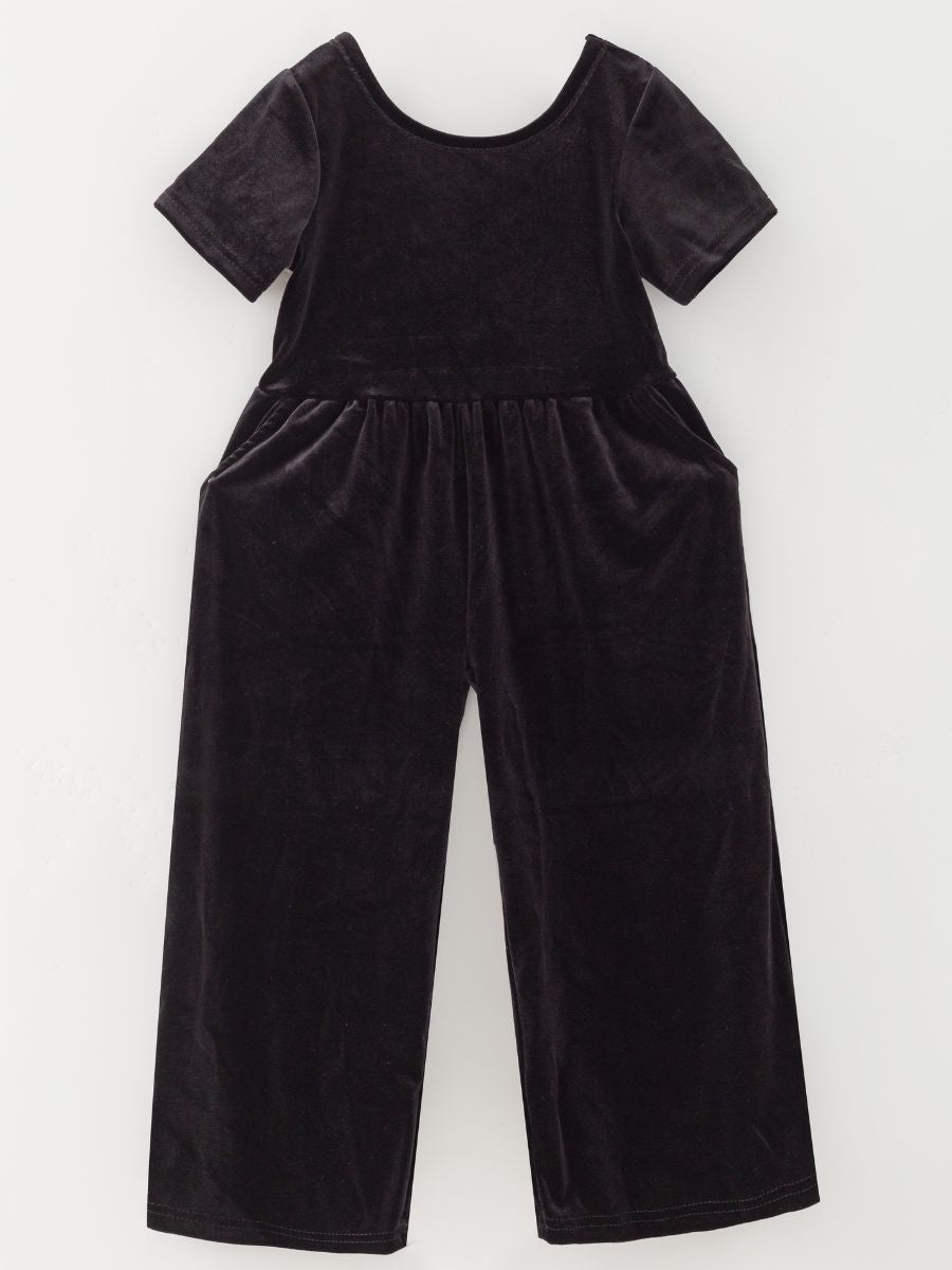 Black velvet girls’ wide-leg jumpsuit with short sleeves and side pockets.