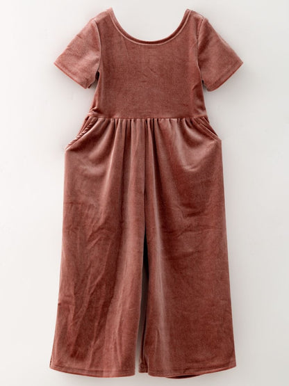 Dusty rose girls’ velvet wide-leg jumpsuit with short sleeves and side pockets.