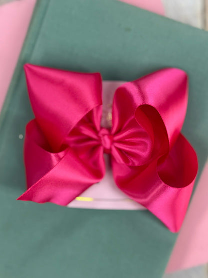Large pink bow on a green gift box