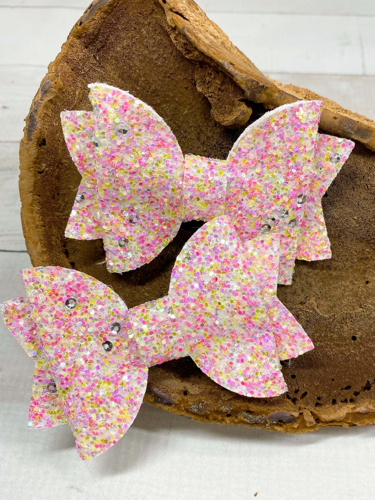 Set of 2 glitter bows in coral