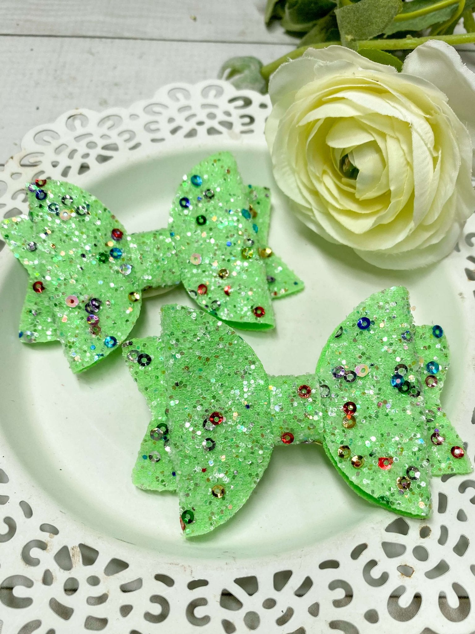 Set of 2 glitter bows in  lime