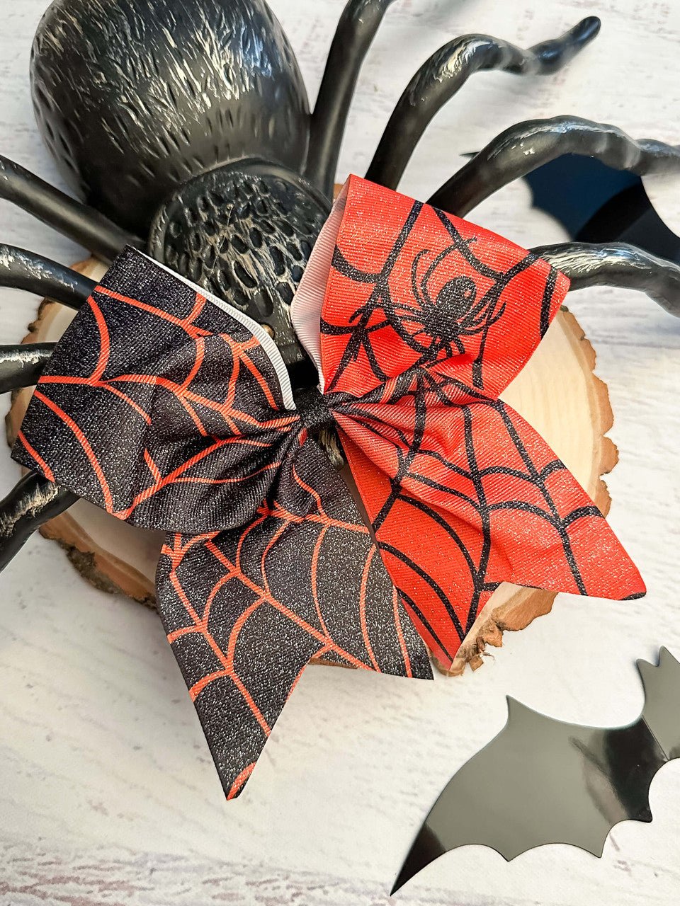 3" grosgrain ribbon, measures about 7" in both length and width, and secures with a single-pronged alligator clip with teeth.