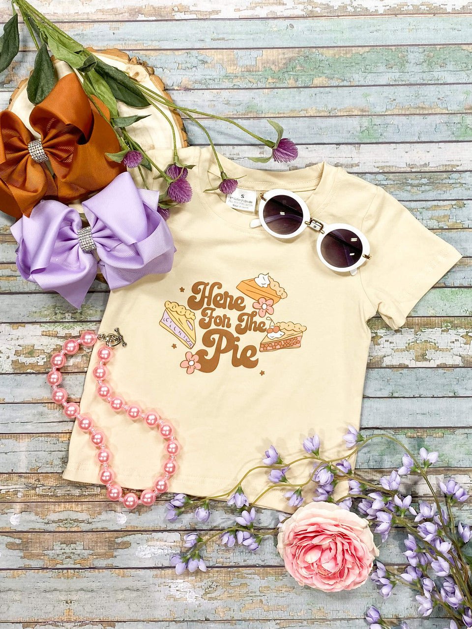 Ivory short sleeve tee that says Here for the Pie