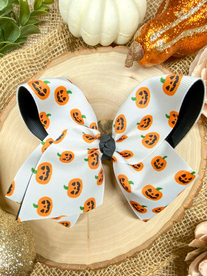 Jack-O-Lantern Hair Bow on a wooden background