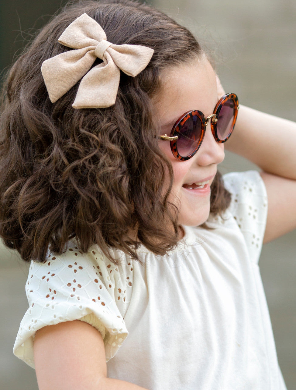 Linen hair bow in khaki on model