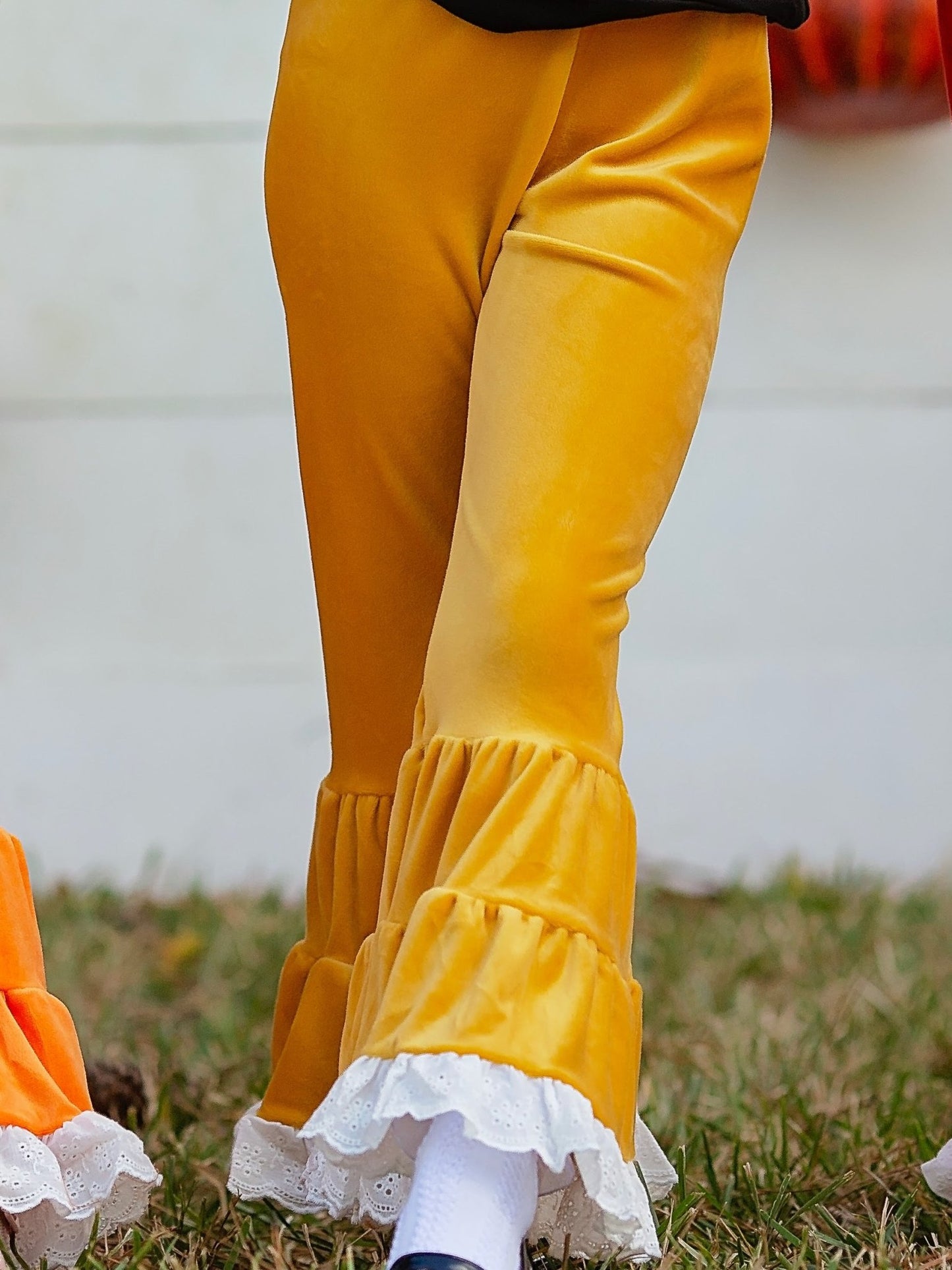 Leggings de terciopelo con ribetes de encaje mostaza