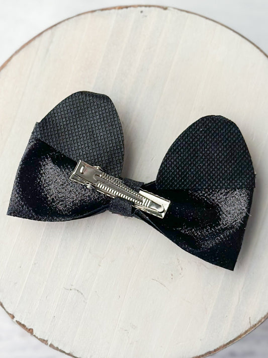 Back of bow with single prong alligator clip - Alternative view