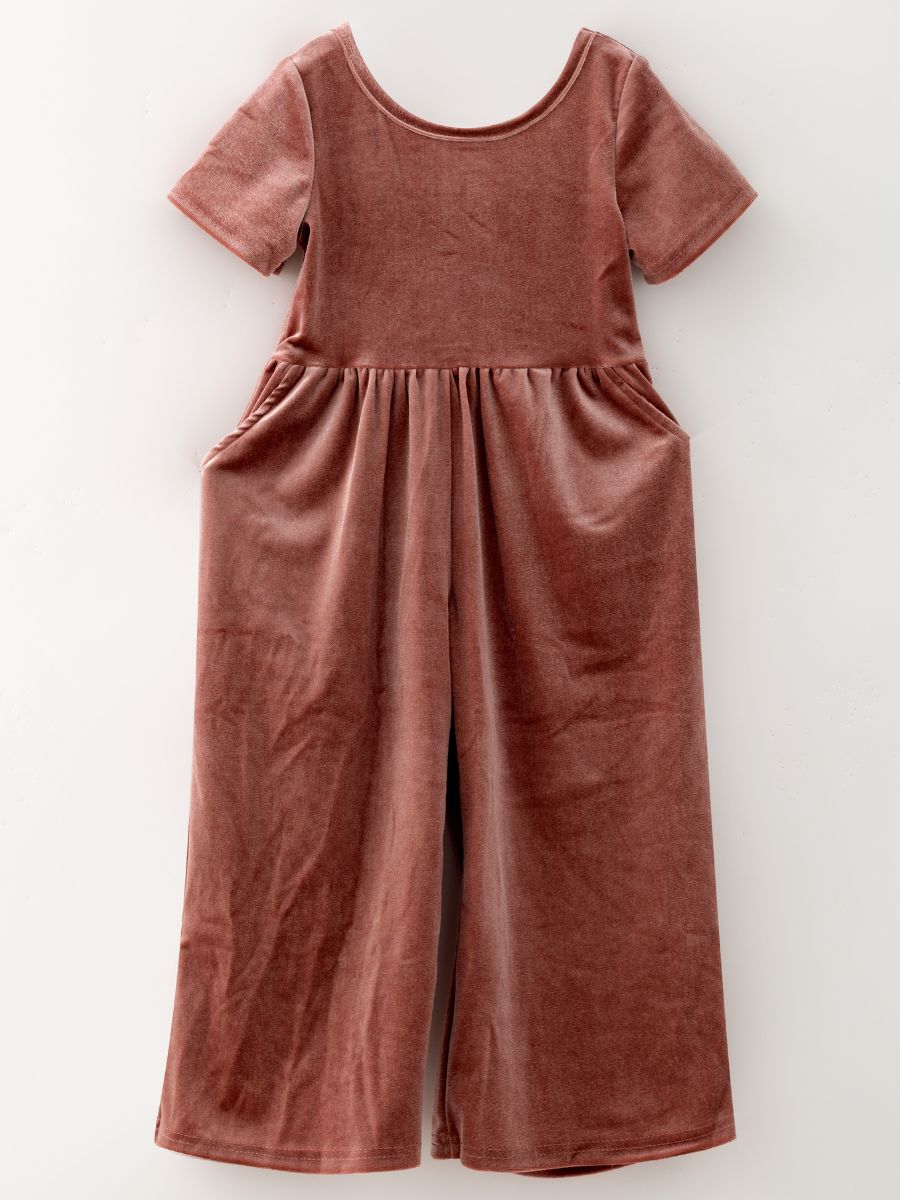 Dusty rose girls’ velvet wide-leg jumpsuit with short sleeves and side pockets.