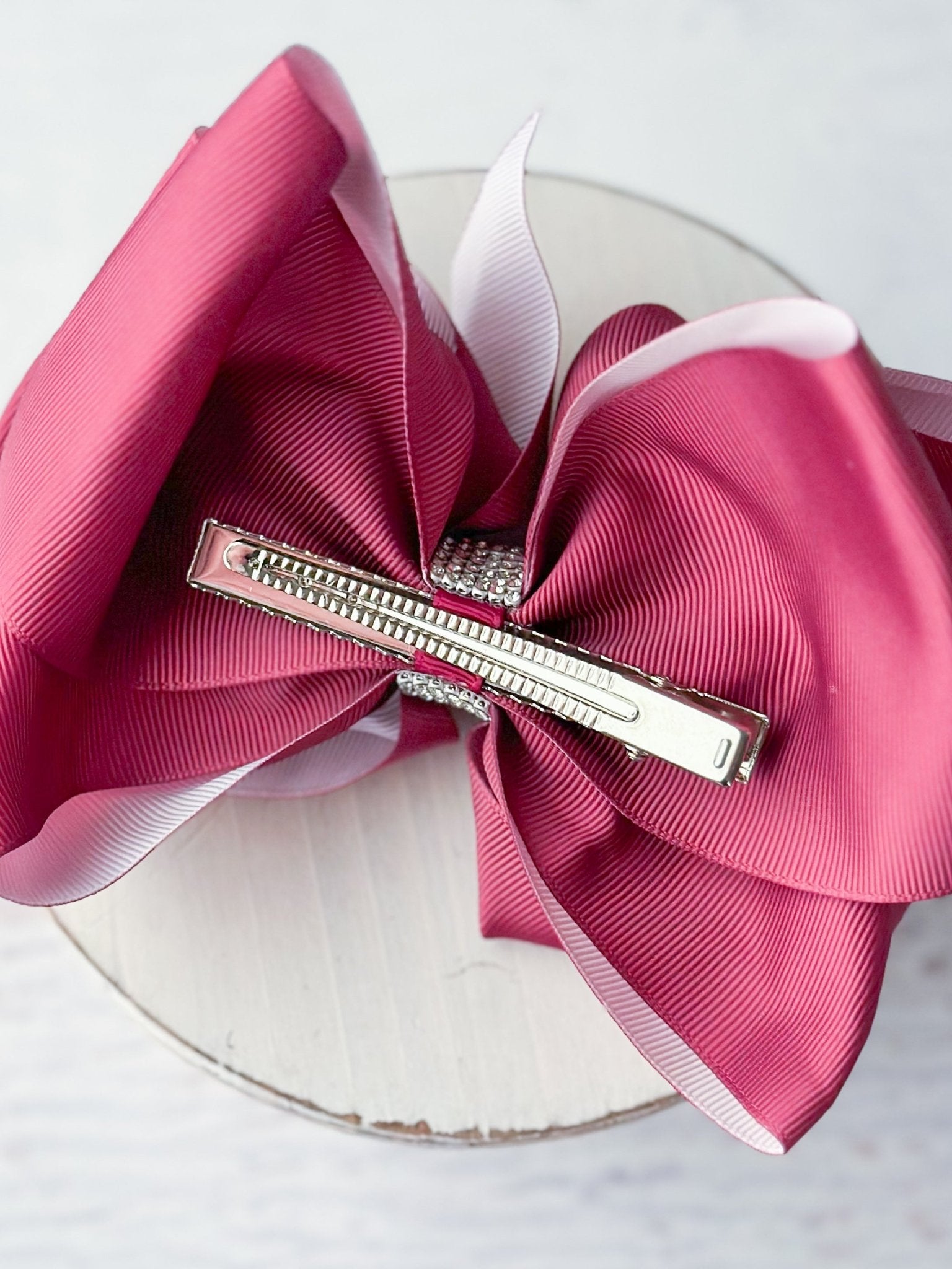 Back of bow with single prong alligator clip