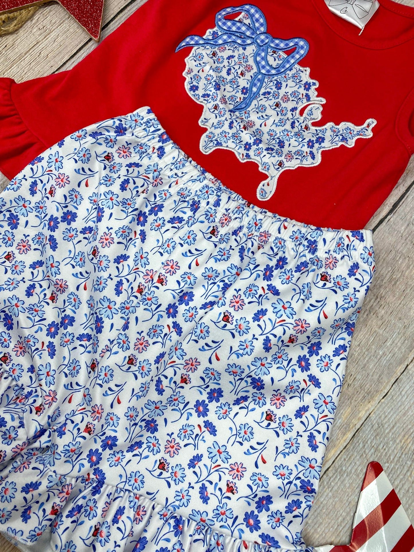 USA Bow Ruffle Shorts Set on a wooden background