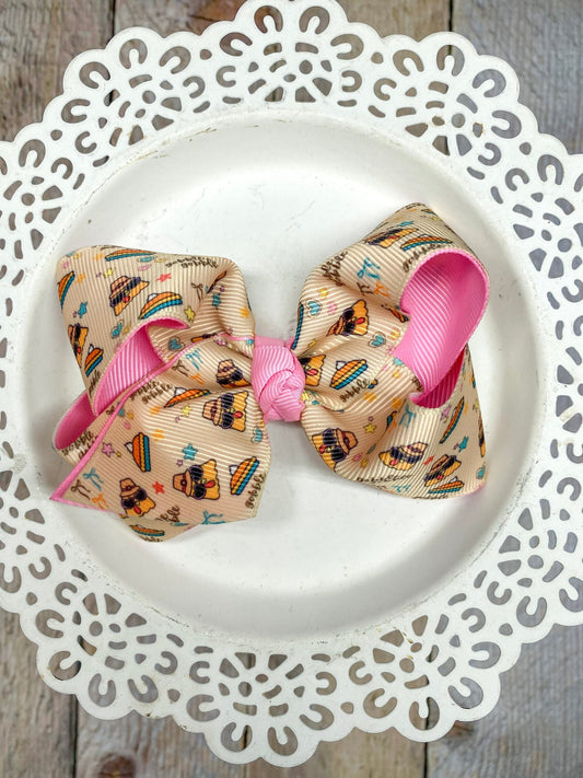 double layer bow with inside later being a bright pink and a fun print over an oatmeal background with funky turkeys and pies and stars