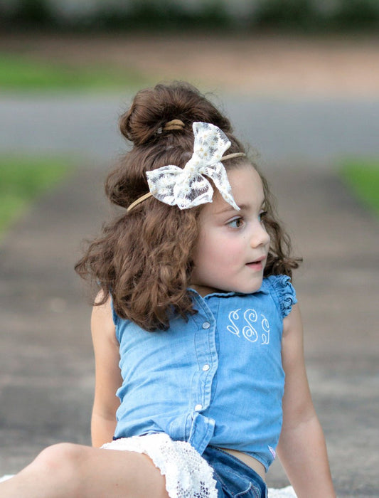 Girl wearing a white daisy bow in her hair - Alternative view