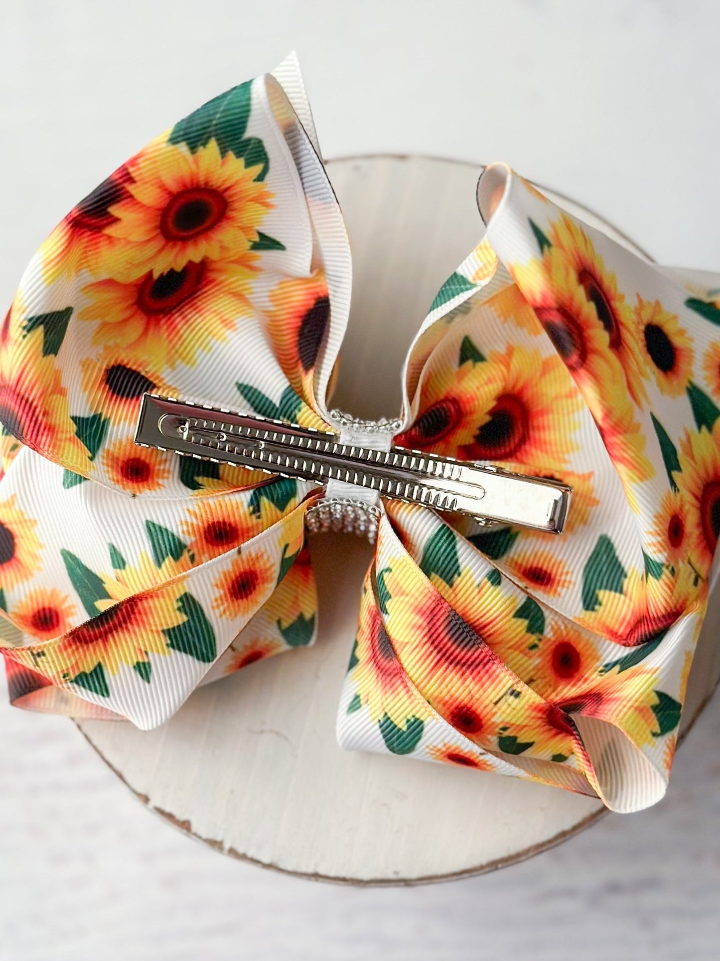 Back of bow with single prong alligator clip